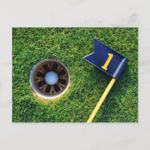 Postal pelota de golf en el hoyo