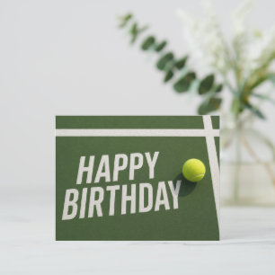 Postal Pelota de tenis con Feliz Cumpleaños en la cancha