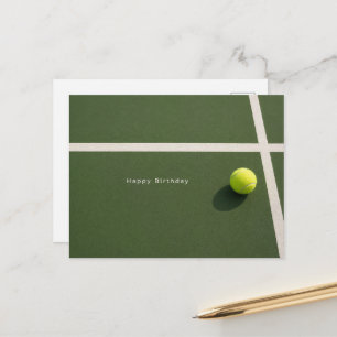 Postal Pelota de tenis con Feliz Cumpleaños en la cancha