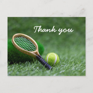 Postal Pelota de tenis y raqueta sobre hierba verde