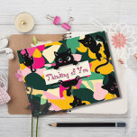 Postal Pensando en ti, gatos caprichosos y florines<br><div class="desc">Abróchese el día con esta adorable postal de gatos negros juguetones rodeados de un vibrante fondo floral abstracto. El gato central sostiene un dulce mensaje de "Pensar en ti", lo que lo hace perfecto para llegar a amigos, familiares o seres queridos. La parte posterior presenta un patrón floral abstracto coordinado,...</div>