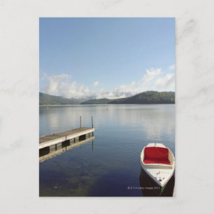 Postal Pequeña embarcación atada al muelle del lago Placi