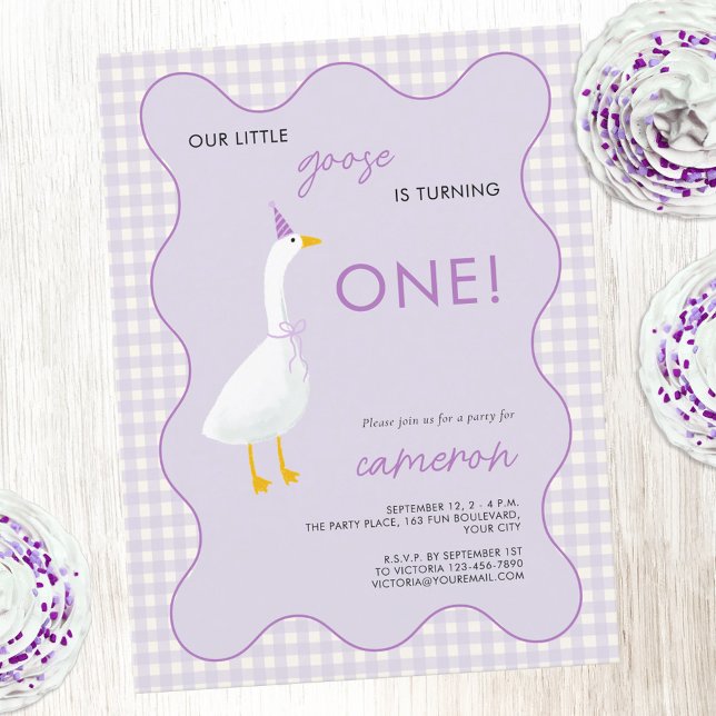 Postal Pequeña Goose Gingham Primer Fiesta de Cumpleaños (Little Goose 1st first birthday party invitation with wavy frame and gingham detail)