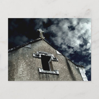 Postal Pequeña iglesia gótica con cielo nublado
