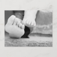 Pequeñas piernas del niño y su madre