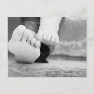 Postal Pequeñas piernas del niño y su madre