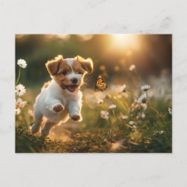 Postal Pequeño cachorro persiguiendo a una mariposa