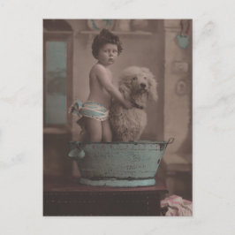 Postal Pequeño foto vieja y lindo con perro en la bañera
