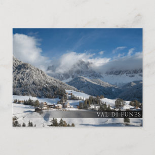 Postal Pequeño pueblo con montañas Dolomitas en la nieve