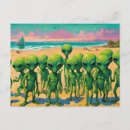 Postal pequeños hombres verdes extraterrestres en la play