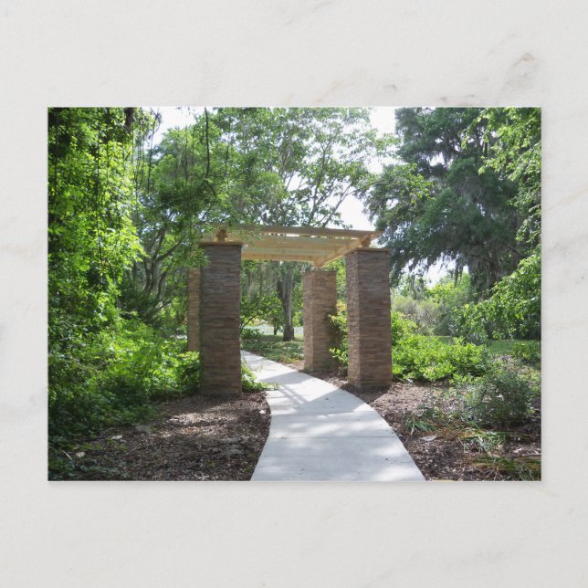 Postal Pérgola de piedra y madera en un parque (Anverso)
