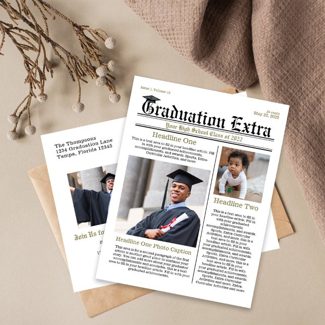 Postal Periódico Moderno de Graduado en Blanco y Negro (Graduation announcement postcard invitation with a whimsical Newspaper theme.)