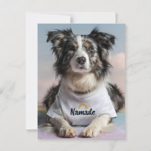 Postal Perro lindo en una camiseta "Namaste" en una alfom