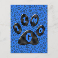 Perro traza puntos de polka blanco y negro en tech