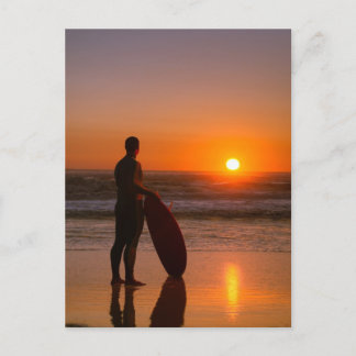 Postal Persona que practica surf que mira las ondas