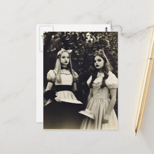 Postal Personajes de Fantasía Adorables en Blanco y Negro