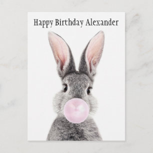 Postal Personaliza conejo gris soplando chicle rosa