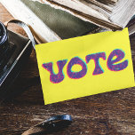 Postal Personalizado de eslóganes de VOTO al estilo retro<br><div class="desc">Alentar a los potenciales votantes a emitir sus votos con esta brillante y atractiva postal. Las letras retro en un estilo de risografo deletrean el lema de una palabra en la parte delantera de esta postal. El texto de la parte posterior puede ser personalizado con su propio mensaje, o borrar...</div>