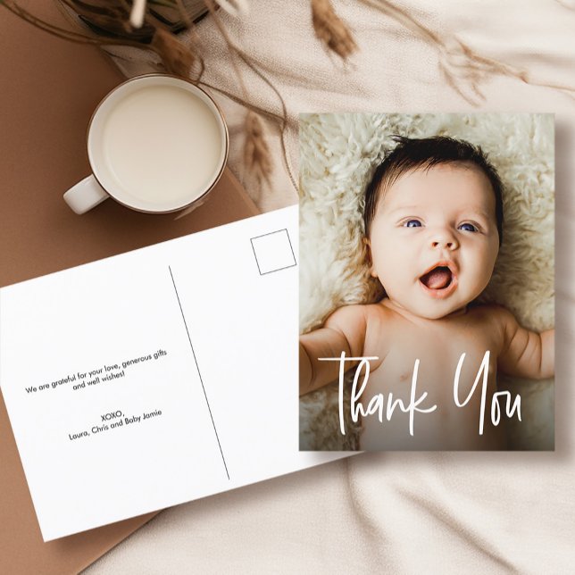 Postal Personalizado de guión moderno Baby Shower de nuev (Modern handlettering typography baby shower photo thank you postcard.)