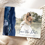 Postal Personalizado de la Marina Blue Silver Agate Foto<br><div class="desc">Esta elegante tarjeta postal horizontal permite guardar la fecha con un borde de agate de color azul marino recortado con un falso purpurina plateado. Reemplace fácilmente la imagen de muestra con su propia foto de la futura novia y novio. El texto del personalizable combina el guión de escritura a mano...</div>