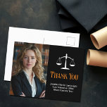 Postal Personalizado Facultad de Derecho Naranja Negro -<br><div class="desc">Elegante abogado negro y naranja gracias postales con la escala de justicia junto a su graduación o foto de oficina. Personalizar estas postales de agradecimiento de la facultad de derecho con escritura blanca de moda junto a la fotografía de su abogado.</div>