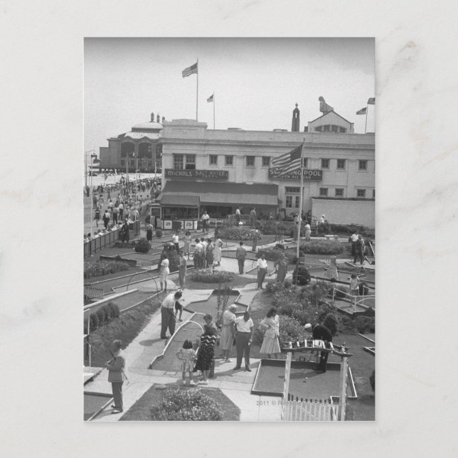 Postal Personas jugando mini golf con vistas elevadas B&W (Anverso)