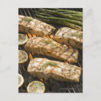 Pescado y espárragos cocinando a la parrilla