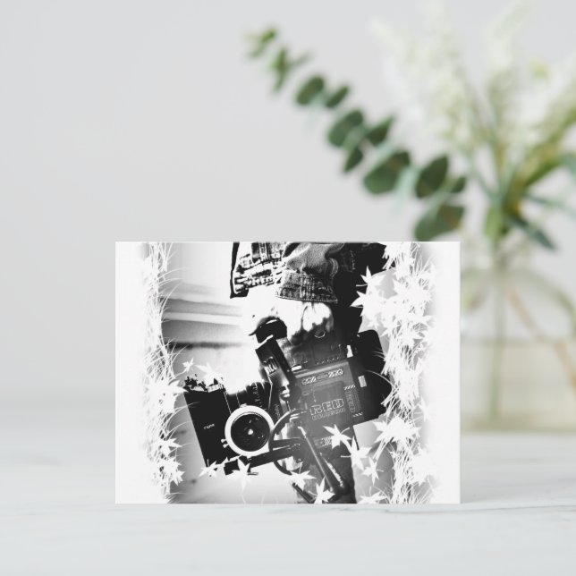 Postal Pessoa Segurando uma câmera dslr Preta (Anverso de pie)