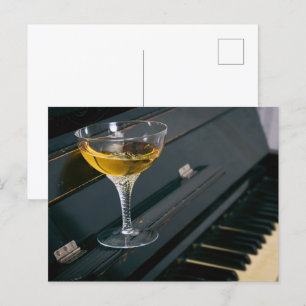 Postal Piano con bebida