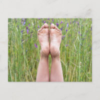 pie desnudo feliz en flores silvestres