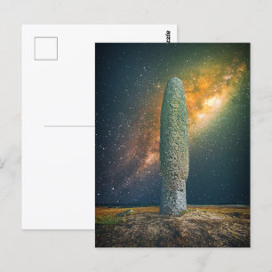 Postal Piedra de pie o Menhir con cielo nocturno Vía Láct