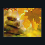 Postal Piedras y hojas de arce de la meditación del zen<br><div class="desc">Una fotografía pacífica y de relajación de una pila de piedras clásicas de la meditación del zen con algunas hojas de arce coloridas vibrantes en el fondo.</div>