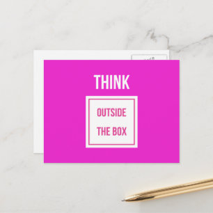 Postal Piense fuera de la caja cita rosa profundo