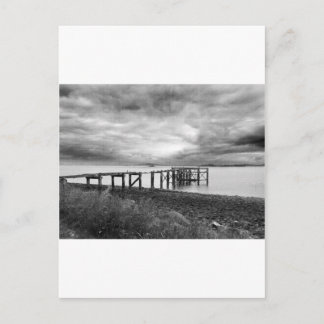 Postal Pier antiguo en la playa de arena plateada de Aber