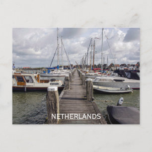 Postal Pier con embarcaciones y yates en Marken, Países B
