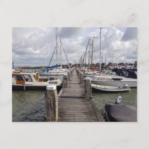 Postal Pier con embarcaciones y yates en Marken, Países B