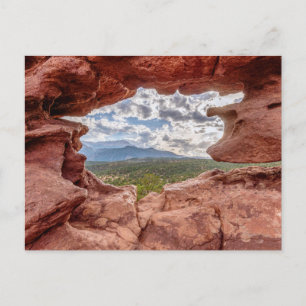 Postal Pikes Peak a través de un agujero en la roca