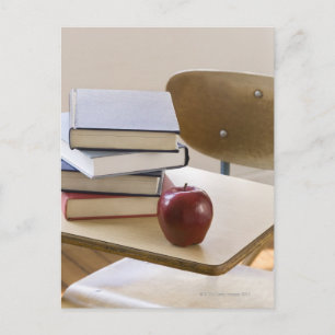 Postal Pila de libros, manzanas y escritorio escolar