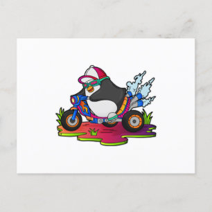 Postal Pingüino como motociclista con motocicleta