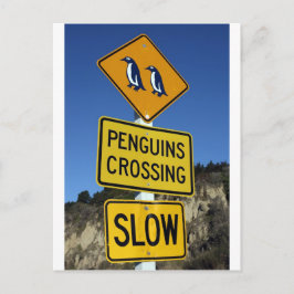 Postal Pingüinos cruzando la señal del camino amarillo