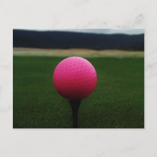 Postal Pink Golf Ball en un campo de golf de montaña