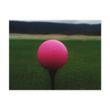 Pink Golf Ball en un campo de golf de montaña