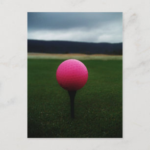 Postal Pink Golf Ball en un campo de golf de montaña