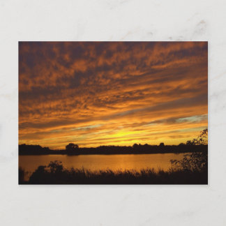 Postal Pintarlo naranja-nublado al atardecer del lago