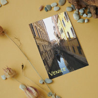 Pintoresco callejón de Venecia, Italia con Gondola