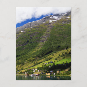 Postal Pintoresco pueblo junto al fiordo, Noruega