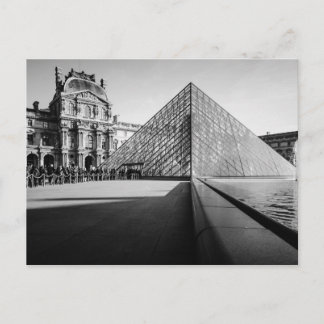 Postal Pirámide del Louvre 2