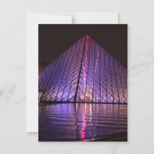 Postal Pirámide del Louvre de noche: Reflexiones en París