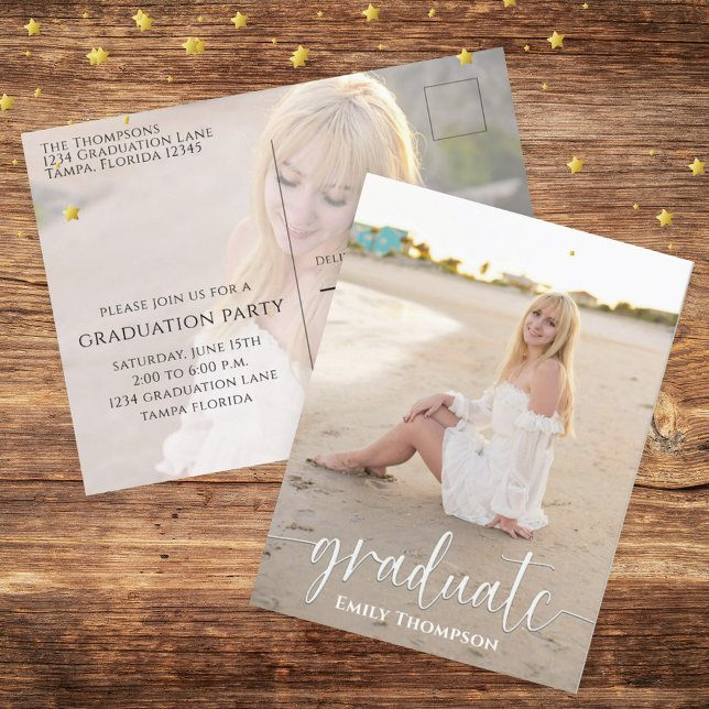 Postal Plantilla de foto elegante para graduados con letr (Elegant graduation design with stylish script and refined senior photo layout.)