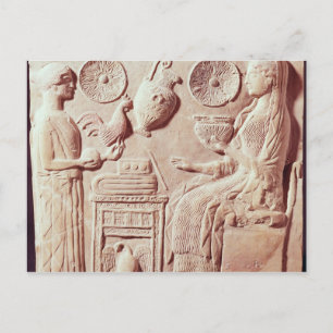 Postal Plaque de una mujer que ofrece regalos a un asient